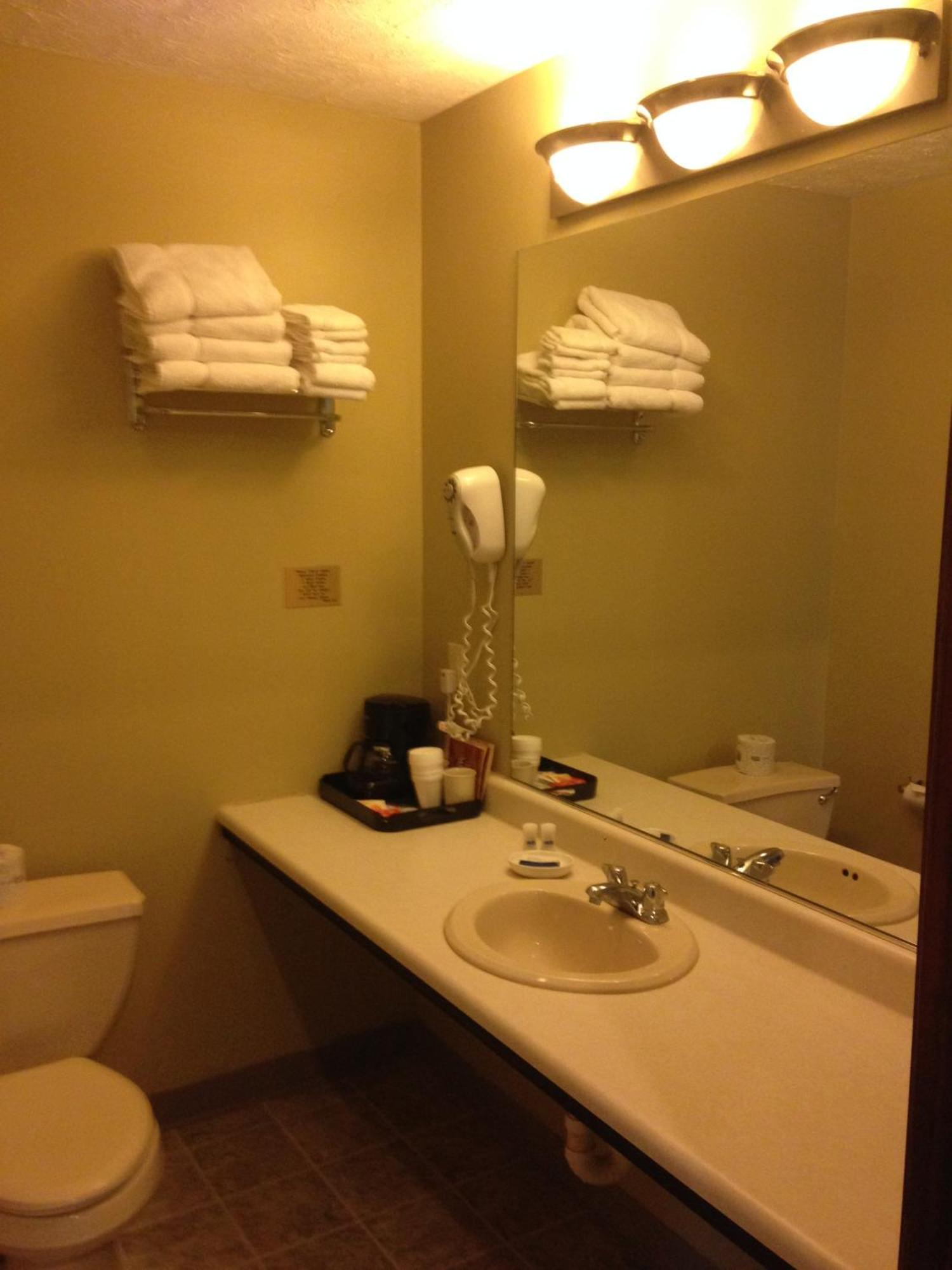 Fred'S Inn Restaurant & Lodging Norwich Room photo