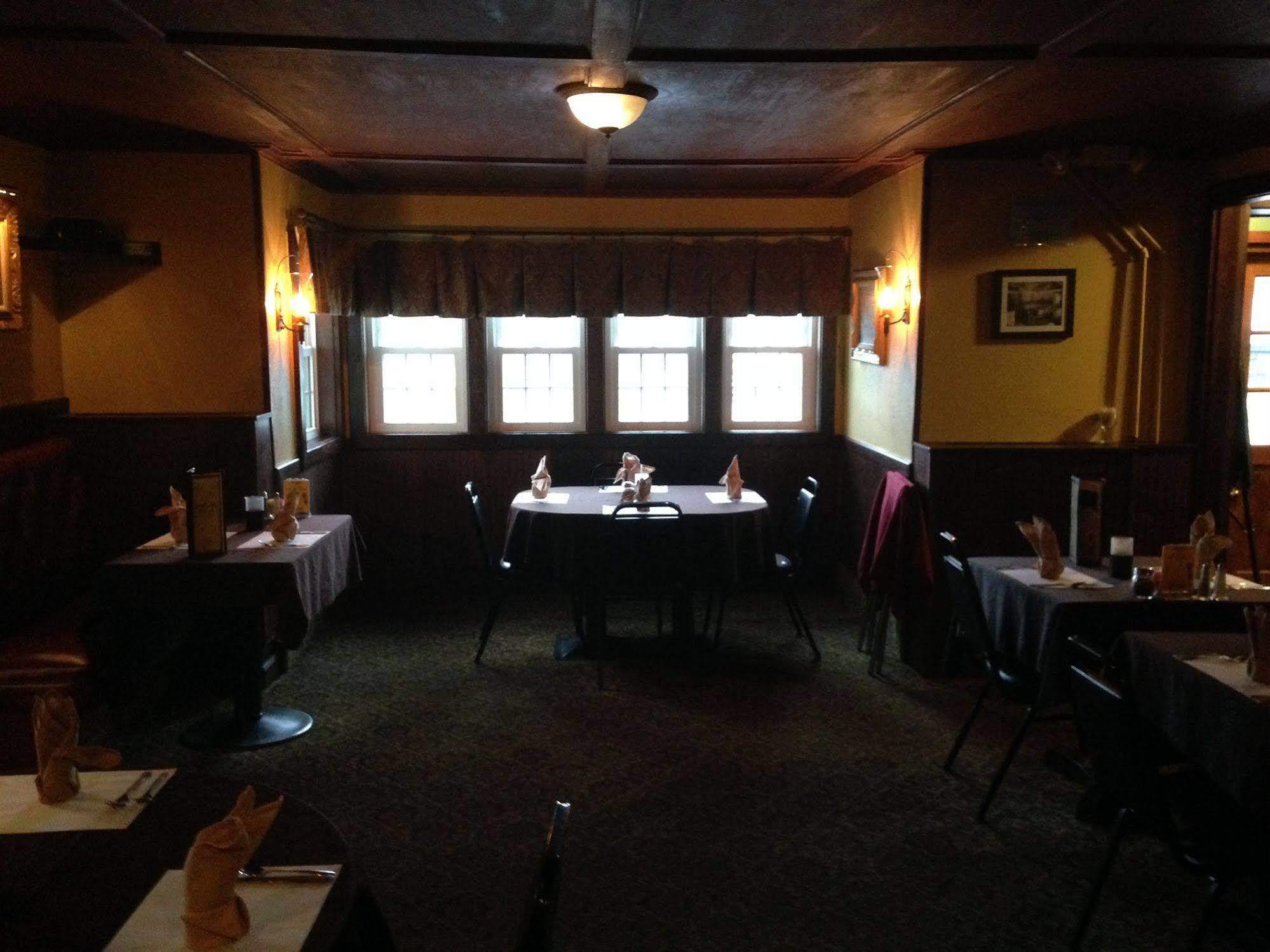 Fred'S Inn Restaurant & Lodging Norwich Exterior photo